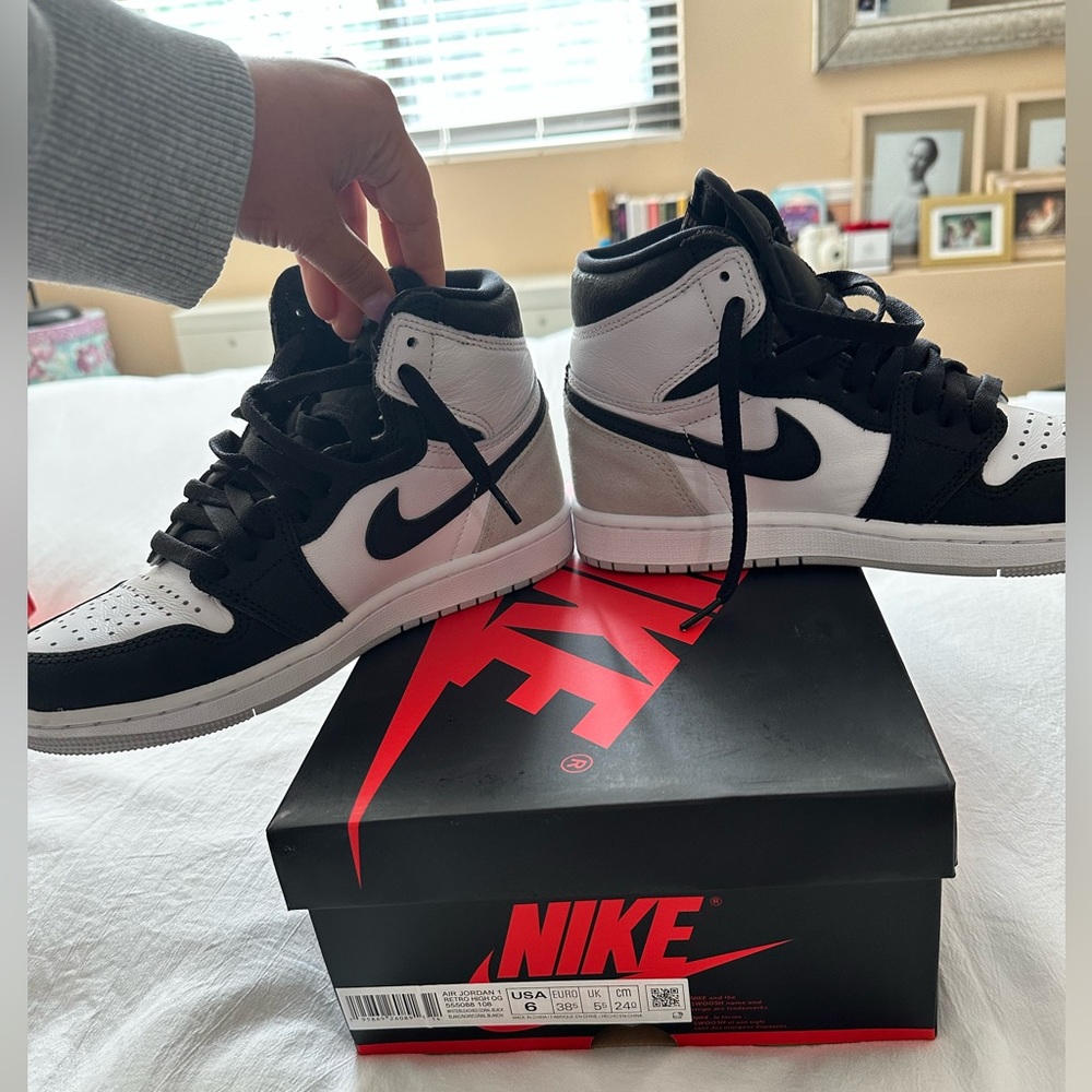 Nike Air Jordan 1 Retro High OG - Picture 7 of 9